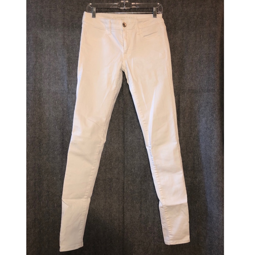 White size 4 x-long American Eagle jeans